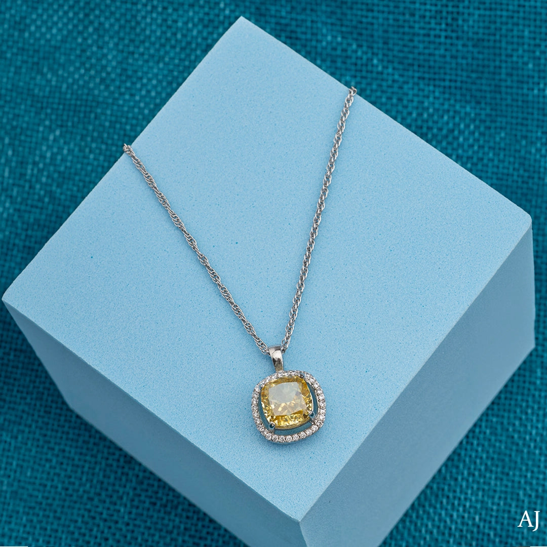 SUNLIT PENDANT CHAIN